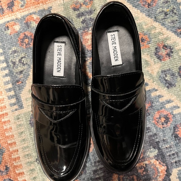 Steve Madden Loafers. Size 6. Very gently used, worn once. - Picture 2 of 3